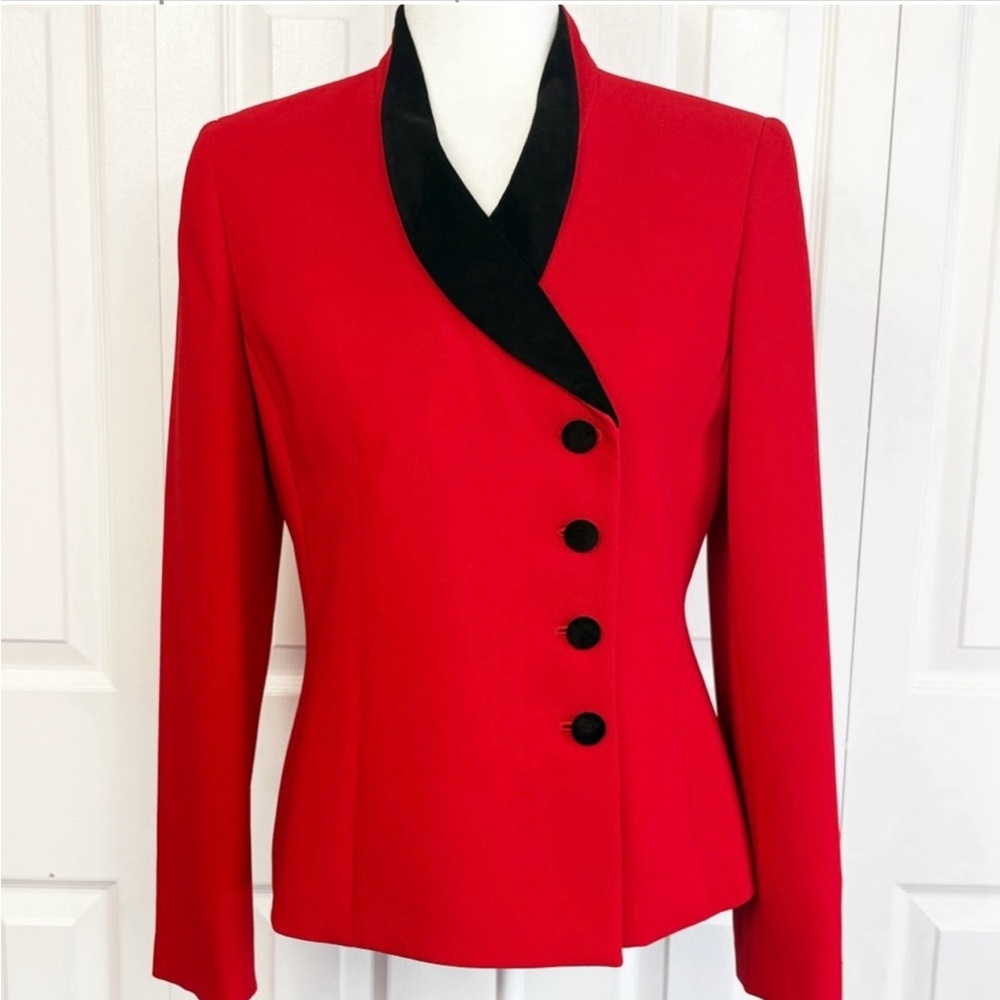 Size: 4 Kasper
Kasper Formal Red & Contrast Black Velvet Trim